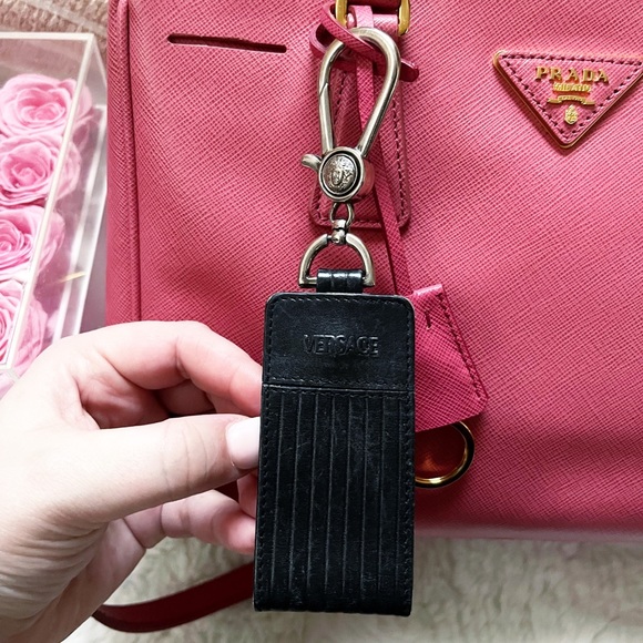 Authentic Gianni Versace Vintage Medusa Black Leather Key Holder / Bag Charm - Picture 10 of 11